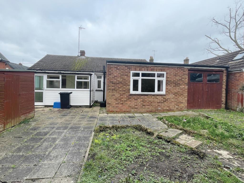 Lot: 91 - DETACHED BUNGALOW IN RIVERSIDE TOWN FOR IMPROVEMENT - Rear of the bungalow